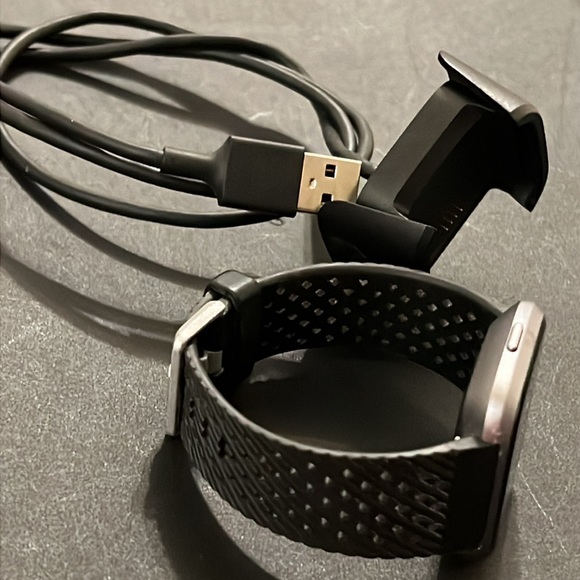 Fitbit Versa Heath & Fitness Smart Watch - Picture 14 of 15